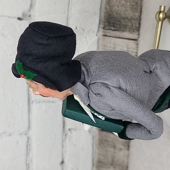 Byers' Choice Caroler 2004 Christmas Traditions Man with Christmas Crackers - Picture 10 of 17